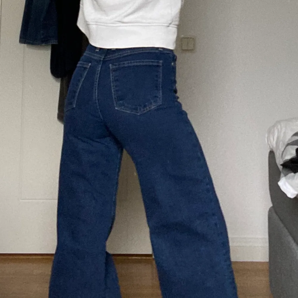 Säljer nu mina mörkblåa jeans från Zara🥰 använda fåtal gånger så de är i bra skick. Storlek 36 men passar även mig som brukar ha storlek 34! De tar ut formerna så fint! Jag på bilden är 163! Kolla gärna min sida! KRAM. Jeans & Byxor.