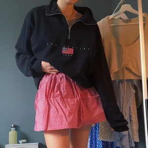 Brandy Melville half-zip sweatshirt - Supermysig marinblå sweatshirt från Brandy Melville med halvdragkedja. Något nopprig men jätteskön!🤎🤎(One size men sitter som en L typ) Nypris ung 400 kr