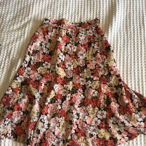 En jättefin somrig kjol som är lite lösare nertill. Köptes på second hand men jag har inte kunnat använda den då den är för liten för mig:( Lite trådar som hänger, men dem kan tas bort. Köpare betalar frakt 