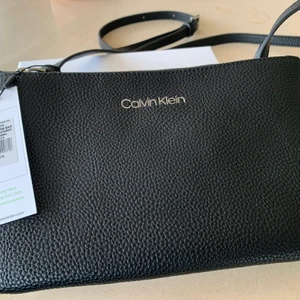Calvin Klein väska  - Helt ny Calvin Klein väska. Prislapp kvar med original förpackning. Priset kan diskuteras vid snabb affär. Nypris 1300kr