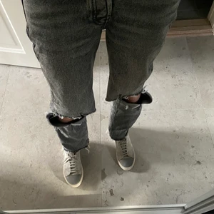 Zara jeans - Säljer dessa jeans från Zara! Rak modell med hål på knäna. Storlek 32 men passar även 34. Köpta för ca 500kr, säljer för 200kr.