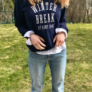 Sweatshirt - En fin sweatshirt i helt perfekt skick, storlek 176. Passar superfint tillsammans med en skjorta (som på bilden)🤞💞 Frakt 66kr (spårbar) eller så kan jag även mötas upp i Stockholm city ! 