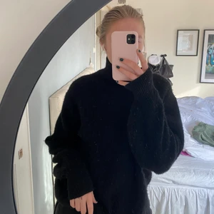 Stickad - Svart stickad tröja. Frakt tillkommer