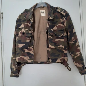 Jeans jacka - Säljer mon fina jeans jacka då den har hängt i min gaderob ett bra tag stl s