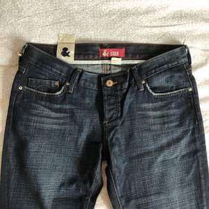 Lågmidjade bootcut jeans från H&M med prislapp kvar. Köpta på 2000-talet, aldrig använda dock. Midjemått: 80cm. Innerbenslängd: 86cm ❤️ Passar nån som brukar ha stl 36-38 i jeans 