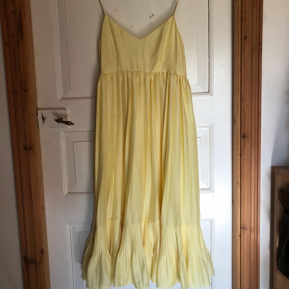 Klänning från H&M i fint skick, använd en gång! Perfekt gul färg!!!🐣. Klänningar.