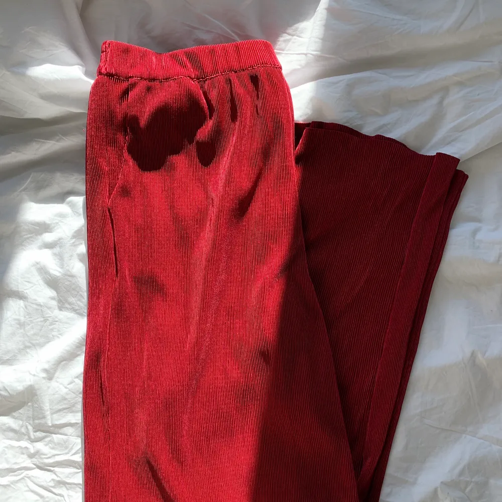Röda & tunna samt strerchiga byxor i strl 40, oanvända pga fel storlek. Jeans & Byxor.