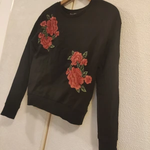 Sweatshirt stl XS-S - Svart blommig sweatshirt från London. Resår vid magen och slutet på ärmen. Aldrig använd, i nyskick. Skriv gärna om du har ngr frågor! 🥰