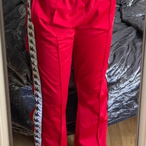 Kappa byxor med knappar längst sidan! (: - REPOST-Ett par väldigt fina kappa byxor i storleken M och färgen röd med knappar längst sidorna! Dom var rätt stora på mig men har ett band man kan knyta åt rätt tajt innanför byxorna! Om ni har frågor/ vill ha egna bilder på dem är det bara att höra av er!❤️ 