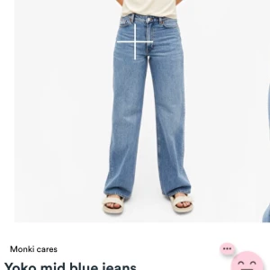 Blå Monki jeans i storlek 26 - Blå monki jeans i storlek 26/ xs-s, säljer på grund av att dom är lite för små för mig. Ej slitna och har en fin passform runt höfterna och rumpan. Jag är 165 cm.