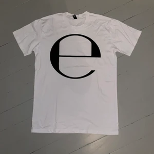 ECCO2k TEE - Ecco2k ”E” t-shirt i nyskick. Hör av dig vid frågor ✌️