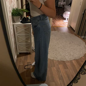 Jeans blåa  - Jag säljer ett par blåa jeans som är i storlek 40 