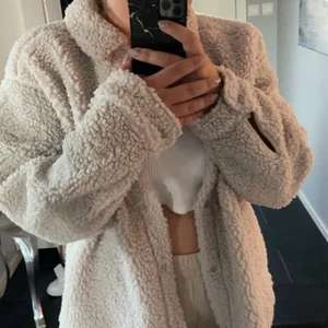 Jacka - Säljer denna beiga teddyjackan från hm i storlek 38. Köparen står för frakten❤️