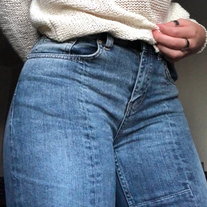 Blå jeans - Blåa jeans med fransar vid anklarna. Välanvända men är fortfarande som nya!! Snygga detaljer och sitter sååå bra