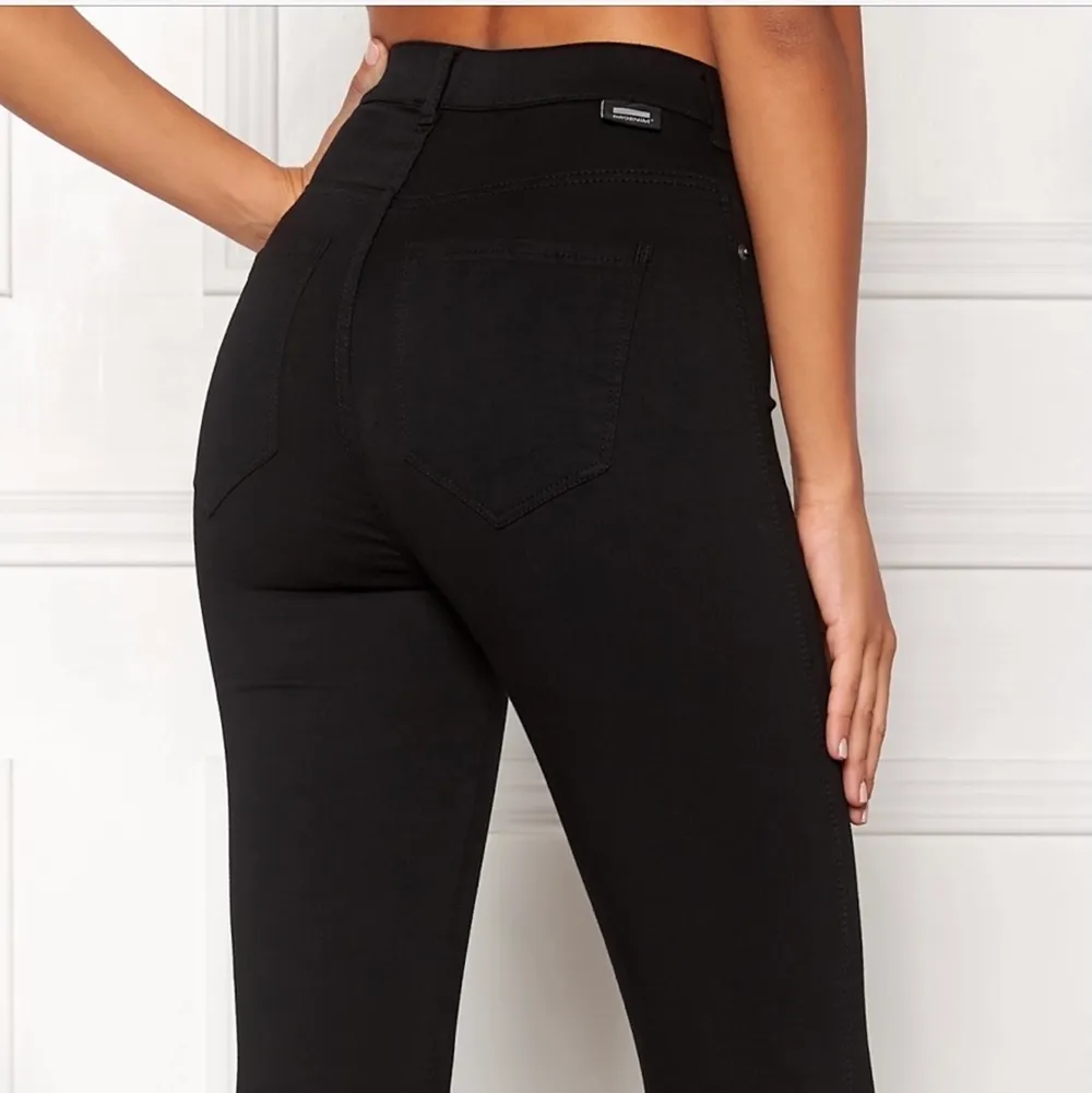 Svarta Dr Denim byxor i storlek M, använda 1 gång. Säljes pågrund av för långa i benen. Jeans & Byxor.