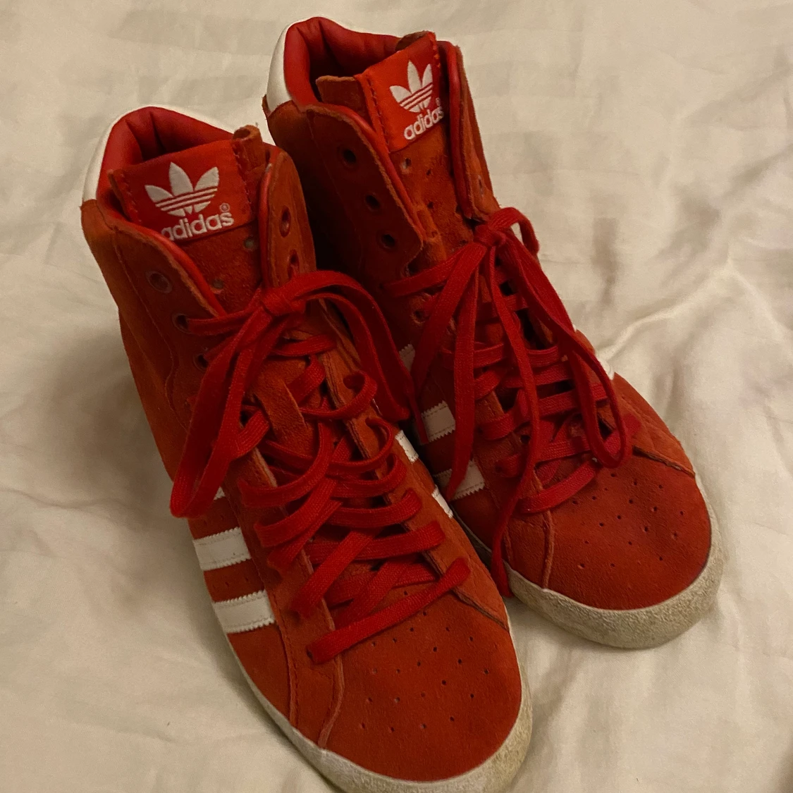 Adidas skor med högfotsula 