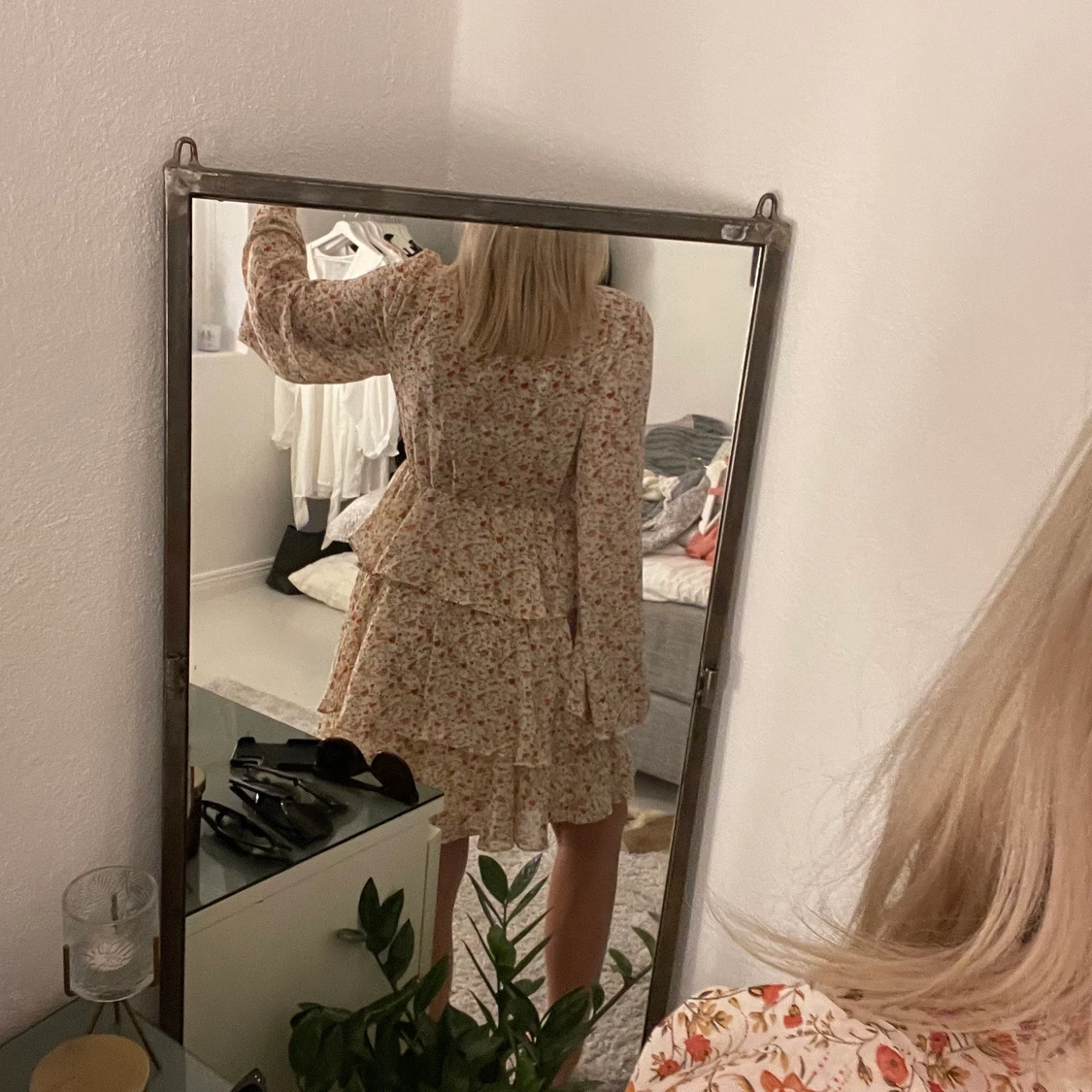 Blommig klänning na-kd  - 90