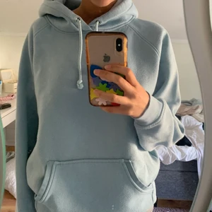 Ljusblå hoodie - Säljer denna ljusblå hoodie från bik bok! Hoodien är i bra skick men lite nopprig, kostar 90kr + frakt