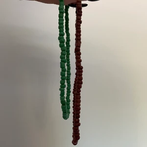 Handgjorda pärl halsband💚🤎 - Säljer dessa fina handgjorda halsband, 50 per styck + frakt💕 kolla i profilen för mer <3