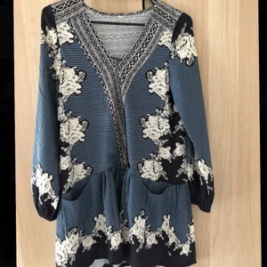 Mönstrad klänning  - Mönstrad klänning med fickor