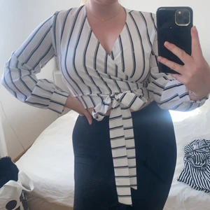 Kortare blus i strl M - Så snygg blus i kortare modell, den är i storlek M men passar XS-M. Bekväm och fin med knyte 😍