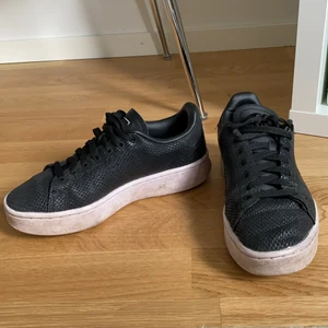 Adidas skor storlek 38 - Skit snygga sneakers i storlek 38 från Adidas🥳 köparen står för frakten och jag ansvarar inte för postens slarv🥰