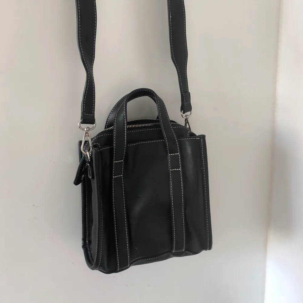 En svart väska köpt i Milano för flera år sedan. Osäker på märket. I väldigt fint skick bara använda  1-2 gånger. . Väskor.