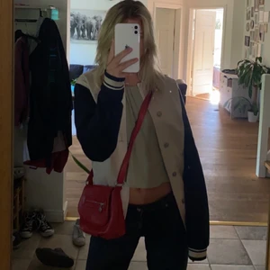 Höstjackan  - Säljer nu min snygga höstjacka som tidigare är köpt här på plick för 400kr. Jackan är från början från Asos. Det står strl XS men jag skulle säga att den sitter mer som en oversized M-L. Superbra skick.  Kan tänkas sänka priset för att få jackan såld
