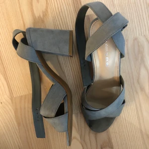 Ljusblåa klackar  - Ett par ljusblåa klackar från Dinsko i storlek 38. Klackarna har en lite bredare klack på ca 8 cm och band som man spänner runt vristen. Har använt dom men inget som syns när skorna sitter på foten. 