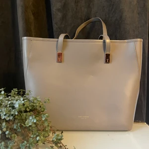 Ted baker handväska, grå och rosé guld - Mediumstor Ted baker väska med tillhörande miniväska.