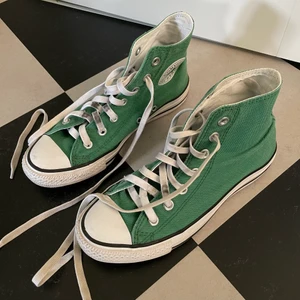 Gröna Converse - Ett par snygga gröna Converse i storlek 37,5. Buda gärna så jag har lite koll! Frakten går nog på 66kr. 📍Var säker på ditt bud. 