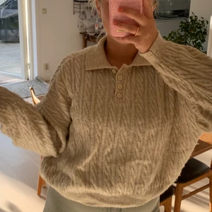 Stickad tröja mango - En snygg beige stickad tröja från mango, använd fåtal gånger och i bra skick!