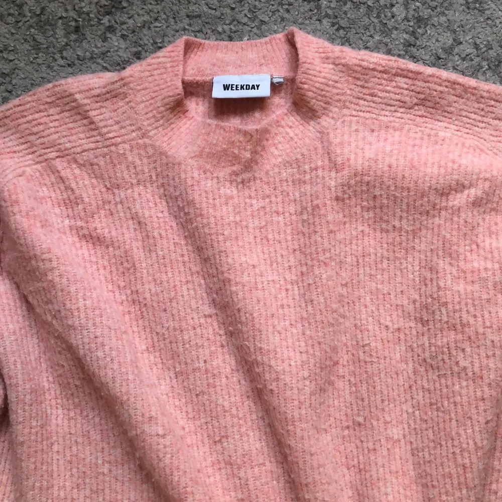 Jättefin rosa tröja från weekday i väldigt bra skick!:) Strl S men funkar till en xs också❤️✨ Perfekt nu till hösten!!. Stickat.