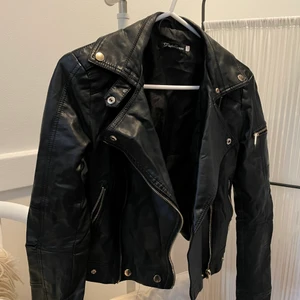 Skinnjacka - Ej äkta skinn. Använd några gånger