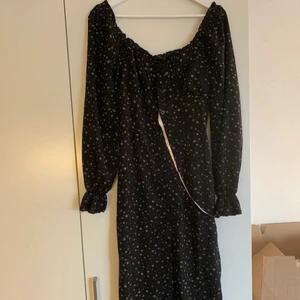 Klänning Missguided - Storlek 36, aldrig använd men superfin. Köpt för 400 men säljer för 150kr + frakt 😊