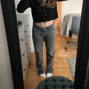 Jeans - Säljer mina populära jeans från zara som är lågmidjade och gråa!💕Använda några fåtal gånger💕