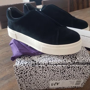 Eytys 42 svart - Svarta eytys present 42 i storlek 