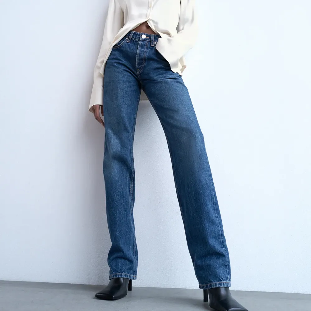 Zara mid-waist, straight full length. I bra skick, säljer pga försmå. Storlek 38 men skulle säga att den passar 36/38. Kontakta mig vid fler frågor eller bilder (jag är 175cm lång) 💗. Jeans & Byxor.