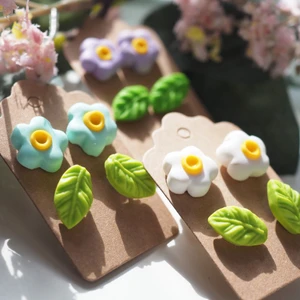 Purple daisy flower earrings  - Earrings made of polymer clay- light weight- colorful 