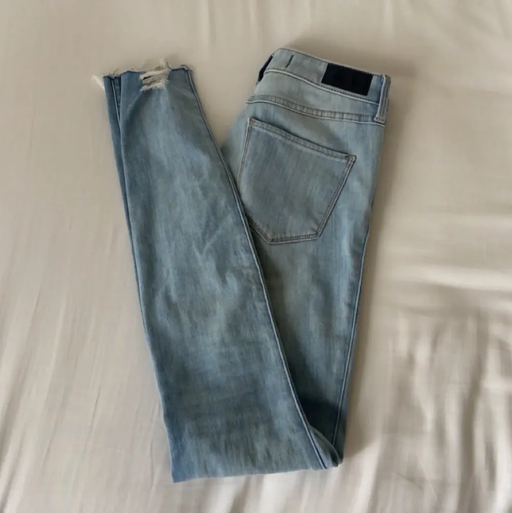 Ljusblåa skinny jeans från hollister. High waisted med storleken W25 L30. Nästintill oanvänd. Köptes för 600 kr. Jeans & Byxor.
