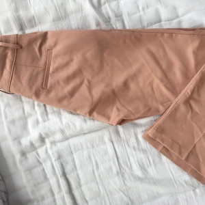 Utsvängda kostymbyxor från bikbok - Rosa kostymbyxor från bikbok, använda men i fint skick. 100 kr + eventuell frakt. Kan mötas upp i Stockholm 
