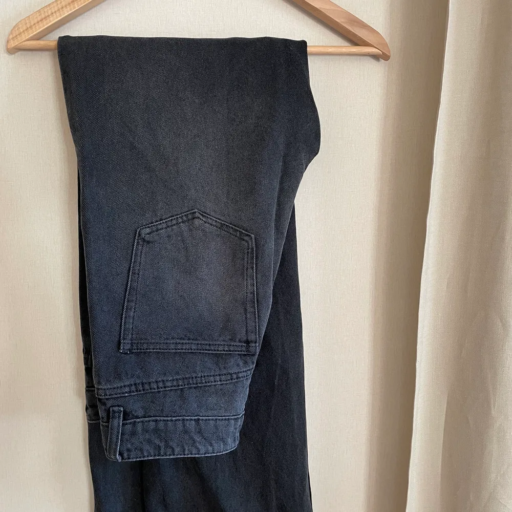 Ett par raka grå svarta jeans från h@m i storlek 38. I jätte bra skick och knappt använda. . Farkut & Housut.