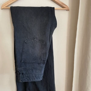 H&m storlek 38 - Ett par raka grå svarta jeans från h@m i storlek 38. I jätte bra skick och knappt använda. 