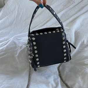 Zara väska med nitar - Säljer denna ascoola och slutsålda zara väska. Buda ifrån 300😍👌🏻