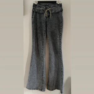 2000s flare jeans - Underbara flare jeans med knytningsdetalj vid gylfen! Grå/svarta och lågmidjade💫