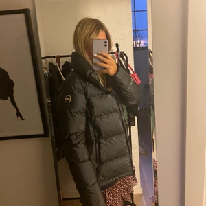 Colmar jacka oanvänd - Säljer denna snygga jackan från colmar då den var lite liten och för sent för att skicka tillbaks. Köpt för 5499kr, buda från 3000kr. Storlek 40 it vilket motsvarar XS/S. Äktighetsbevis finns och prislappar. 
