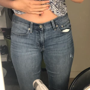 GAP Jeans (sitter under naveln) - Hej!💕Jag säljer dessa GAP Kendal jeans i storlek 27x32 (SITTER JÄTTEBRA PÅ DOM SOM BÄR STORLEKEN S) Sitter bra på mig som är 173 cm.Köpta för 499kr men säljer för minst 180. Buda!! 💕 Om ni har frågor eller nått så fråga mig .PRIS KAN DISKUTERAS!