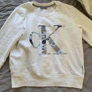 Calvin Klein tröja storlek s - Fin tröja som tyvärr inte kommer till användning längre, är i storlek S men passar även som XS😇 Pris= 100+frakt