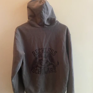 Reckless scholars  - Måste tyvärr göra mig av med min favorit hoodie som fått mycket användning men blivit för liten. Inga rhinestones fattas men några har blivit skavda på. Annars är hoodien i riktigt fint skick. Galen färg, tryck och passform. Tveka inte att höra av dig vid funderingar!