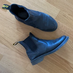 Boots Dr Martens strl 38 - Använda men fortfarande i mycket fint skick. Svart skinn. Strl 38